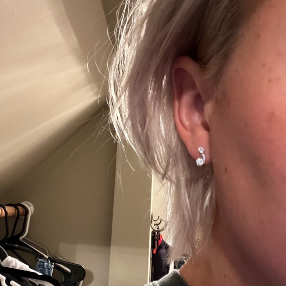 14k solid white gold stud earrings. Cubic zirconium - Picture 2 of 7